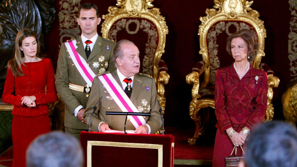 Da war die Welt im spanischen Königshaus noch in Ordnung: Damaliger  König Juan Carlos spricht auf der Gedenkfeier zum Dreikönigstag 2010 – hinter ihm stehen (von links nach rechts) die damalige Prinzessin Letizia, der damalige Kronprinz Felipe und die damalige Königin Sofía.
