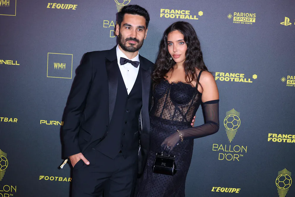 Les looks du tapis rouge du Ballon d'Or 2023. Ilkay Gundogan a opté pour du noir et blanc classique, laissant ainsi la grande scène à son épouse Sara Arfaoui qui avait choisi un look audacieux: une robe longue avec un haut corset transparent. Elle l'arborait avec un micro-sac et de longs gants transparents – pour un look de diva moderne.