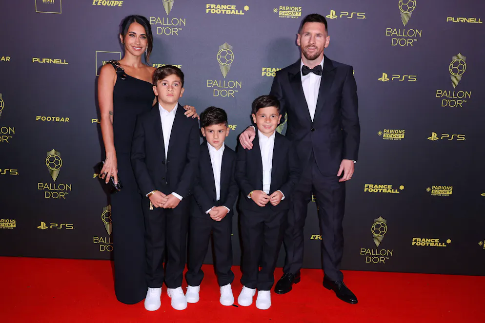 Les looks du tapis rouge du Ballon d'Or 2023. Sur le tapis rouge avec sa femme Antonela Roccuzzo et leurs fils Thiago, Mateo et Ciro. Comme le reste de la famille, Lionel a joué la carte de la sécurité en matière de mode: il portait un smoking classique avec un nœud papillon, un look signé Louis Vuitton.