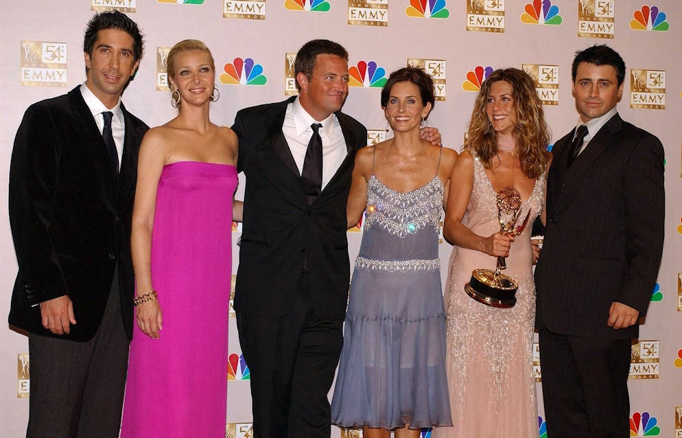 Matthew Perry (al centro) aveva ottenuto un successo planetario per il ruolo di Chandler Bing nella sitcom «Friends», andata in onda dal 1994 al 2004: qui una foto del cast nel 2002.
