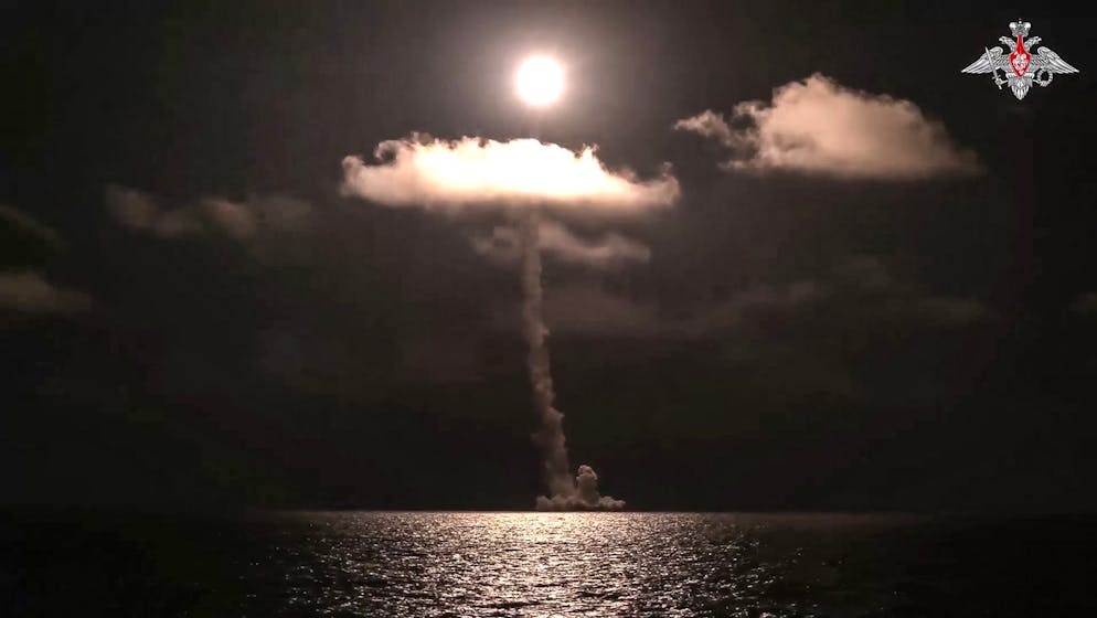 In questa foto pubblicata dal servizio stampa del ministero della difesa russo, il sottomarino nucleare Imperatore Alessandro III della marina russa lancia il missile balistico intercontinentale Bulava dal Mar Bianco.