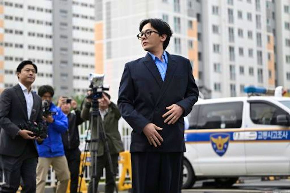 Corée du Sud: la star de K-pop G-Dragon devant la police pour usage présumé de drogue - Gallery. G-Dragon (c), star du groupe de K-pop BIGBANG, devant le poste de police d'Inchéon où il est convoqué dans le cadre d'une enquête pour usage de stupéfiants, le 6 novembre 2023 en Corée du Sud