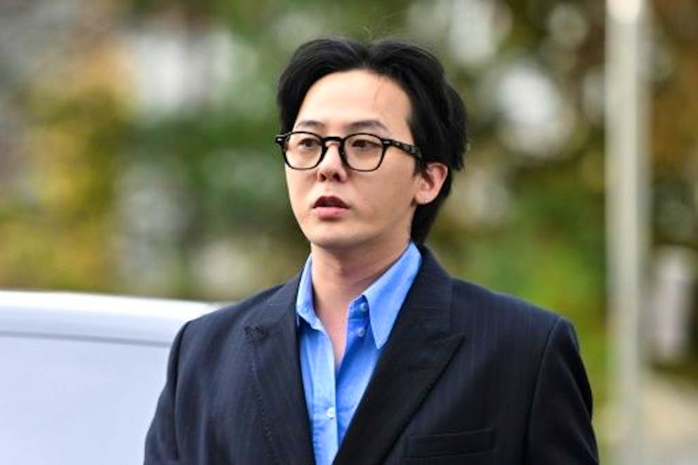 Corée du Sud: la star de K-pop G-Dragon devant la police pour usage présumé de drogue - Gallery. G-Dragon, star du groupe de K-pop BIGBANG, arrive au poste de police d'Incheon où il est convoqué dans le cadre d'une enquête pour usage de stupéfiants, le 6 novembre 2023 en Corée du Sud