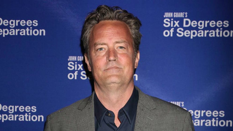 È deceduto il 28 ottobre. Reso noto il certificato di morte di Matthew Perry, ecco cosa indica