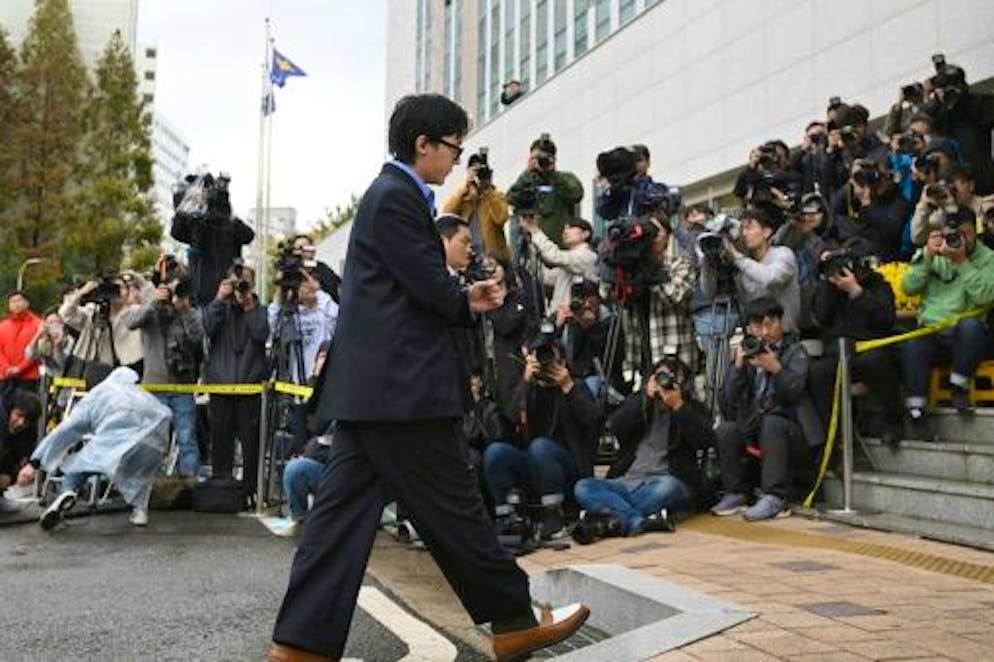 Corée du Sud: la star de K-pop G-Dragon devant la police pour usage présumé de drogue - Gallery. G-Dragon (c), star du groupe de K-pop BIGBANG, arrive au poste de police d'Incheon où il est convoqué dans le cadre d'une enquête pour usage de stupéfiants, le 6 novembre 2023 en Corée du Sud