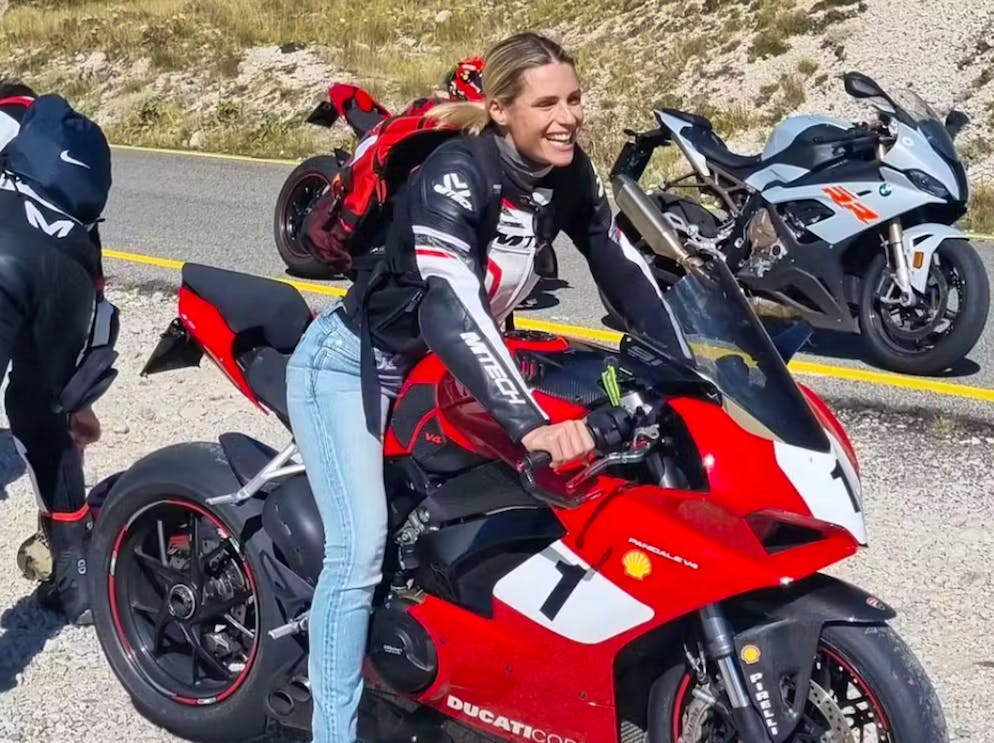A Michelle Hunziker, qui su una Ducati, piace la velocità.