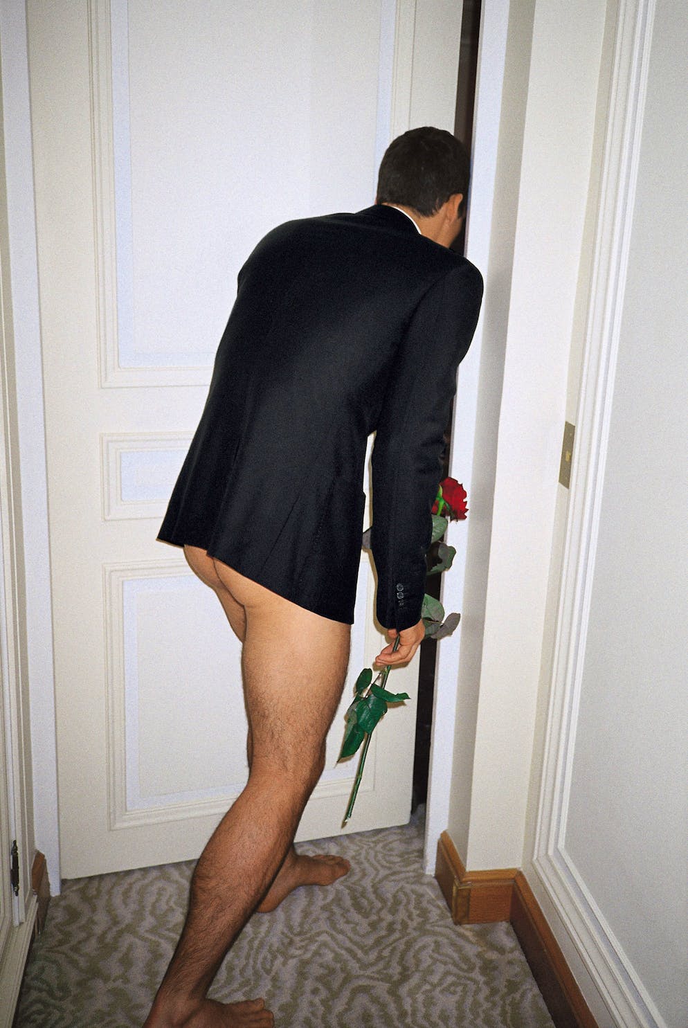 «Chez Walti. Photographs 2000 bis 2023»: Neuer Bildband von Fotograf Walter Pfeiffer. Charmant umwirbt Walter Pfeiffer seine Modelle. In dem Wohlfühlambiente entstehen Bilder ...