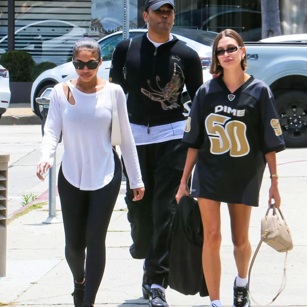 La tendance «no pants». La femme de Justin Bieber dans un t-shirt sportswear oversized qu'elle porte façon robe.  