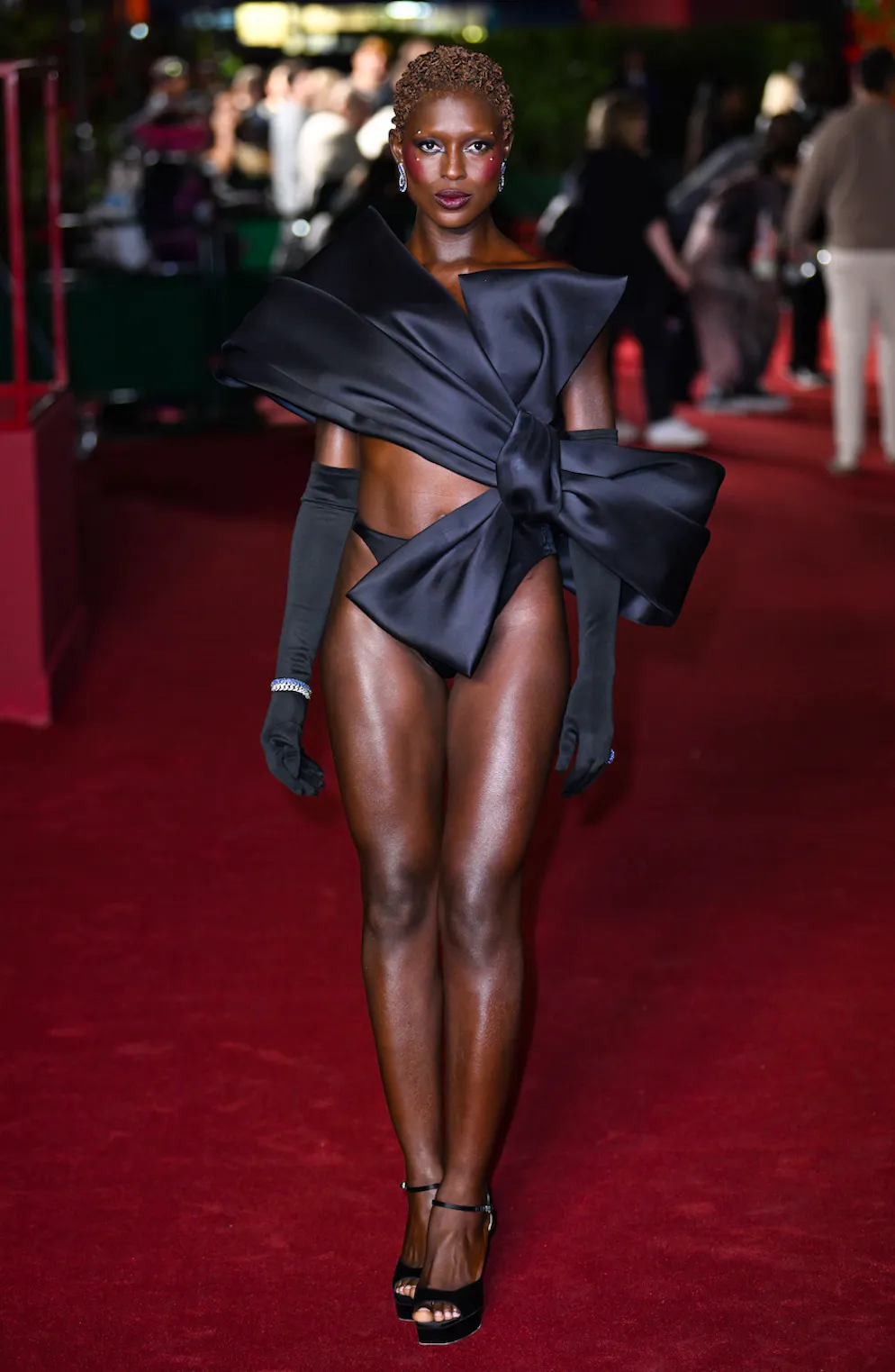 La tendance «no pants». Mais en 2023 la tendance sans pantalon est allée plus loin. L'actrice Jodie Turner Smith porte sur le tapis rouge du Vogue World event une pièce couture avec un noeud géant sur le côté et... met sa culotte au grand jour.