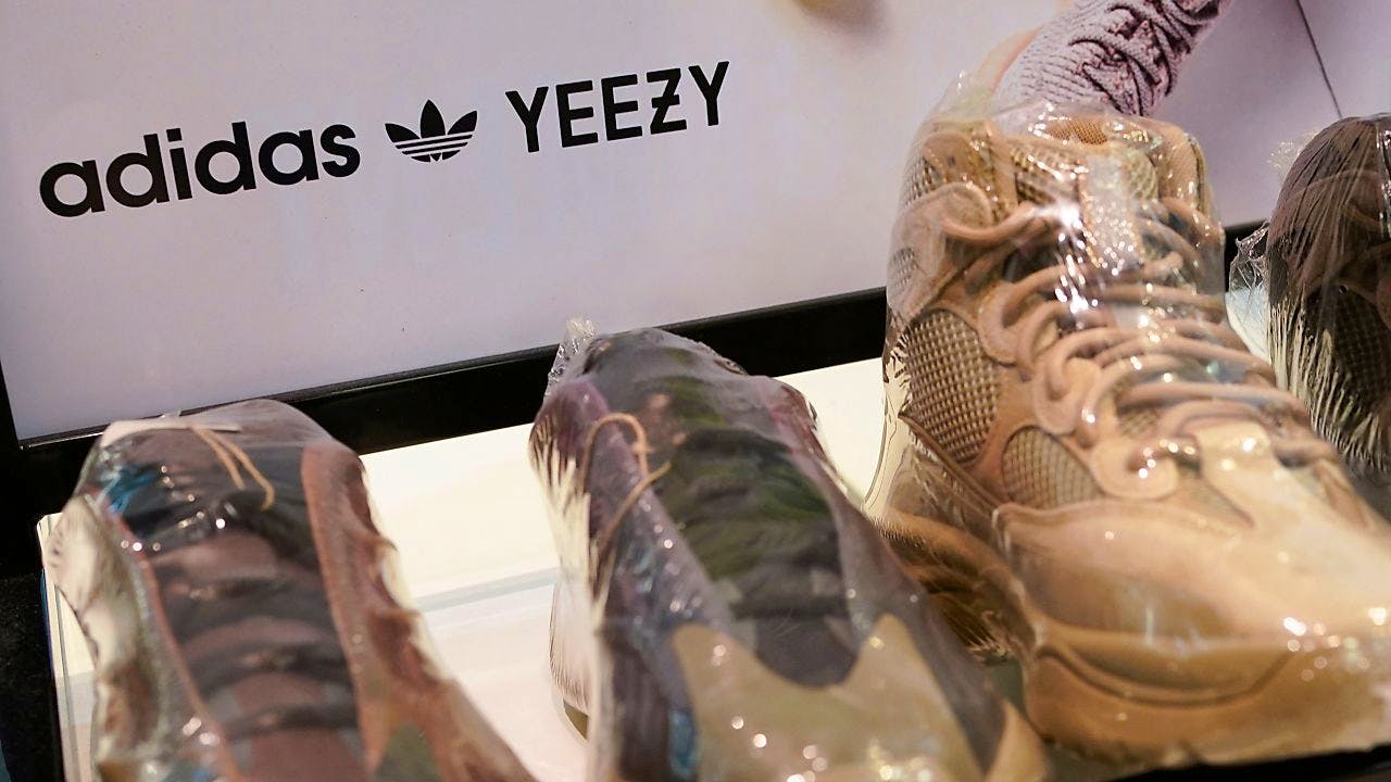 Sportartikel. Adidas stellt Abverkauf von Yeezy-Restbeständen vorerst ein