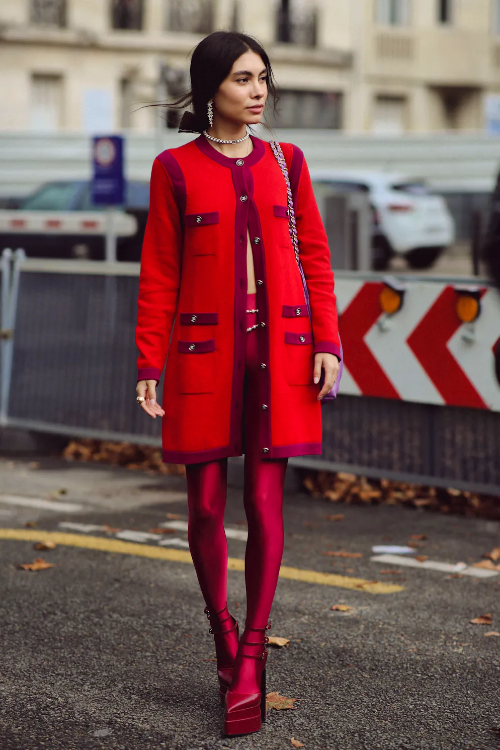 La tendance «no pants». En attendant les beaux jours, l'influenceuse Fer Millan affiche ses collants rouges sous une veste.