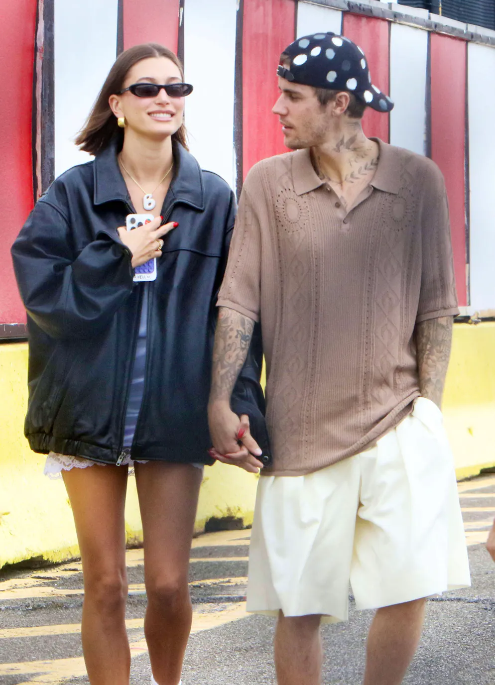La tendance «no pants». Les influenceuses mode ont déjà succombé au look sans le bas. Hailey Bieber l'arborait déjà en août 2023, arborant une veste oversized sur un haut en dentelle blanc.