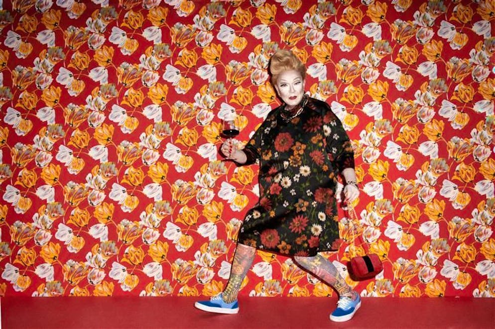 «Wir haben uns bei den Vorbereitungen halb tot gelacht. Allein das Anmalen meiner Fingernägel dauerte zwei Stunden»: Walter Pfeiffer über sein Selbstporträt, das nach einem Auftrag für «Vogue China» in New York entstanden ist.