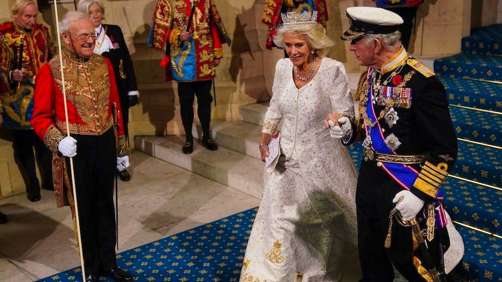 Evento storico. Camilla ricicla un abito speciale per il primo King's Speech di Carlo