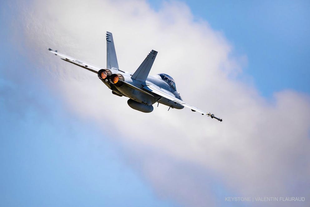 Ein F/A-18 Super Hornet hebt während eines Test- und Evaluierungstages auf dem Militärflugplatz der Schweizer Armee in Payerne ab.