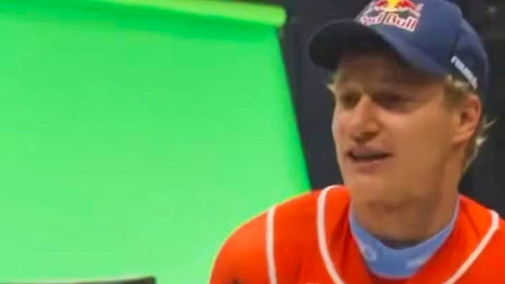 Ride anche King Roger. Odermatt si cala nei panni di Guglielmo Tell imitando Federer