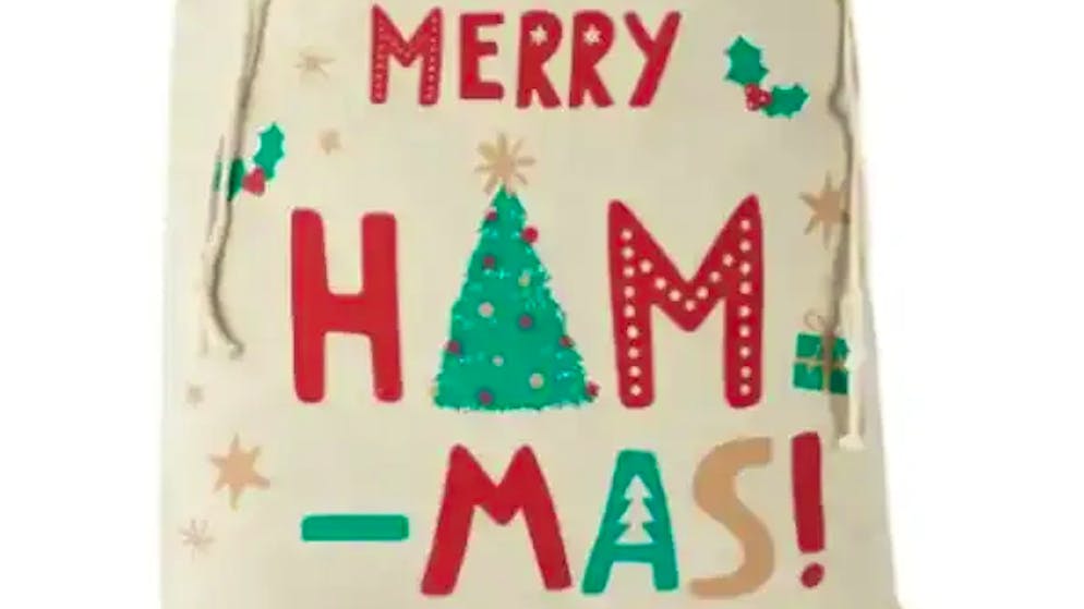 Ecco cosa è successo. «Merry Ham-mas»: sul sacco di prosciutto spunta uno sfortunato gioco di parole
