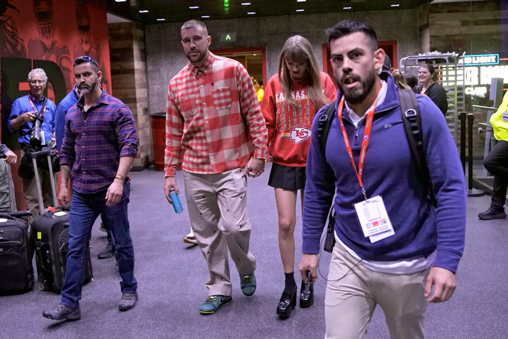 Taylor Swift küsst Travis Kelce zum ersten Mal in der Öffentlichkeit. Auch händchenhaltend hatten sich die beiden schon gezeigt.