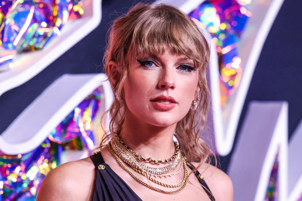 Taylor Swift küsst Travis Kelce zum ersten Mal in der Öffentlichkeit. Überall, wo sie auftritt, spielt sie vor ausverkauften Hallen: Taylor Swift ist einer der grössten Popstars unserer Zeit. 