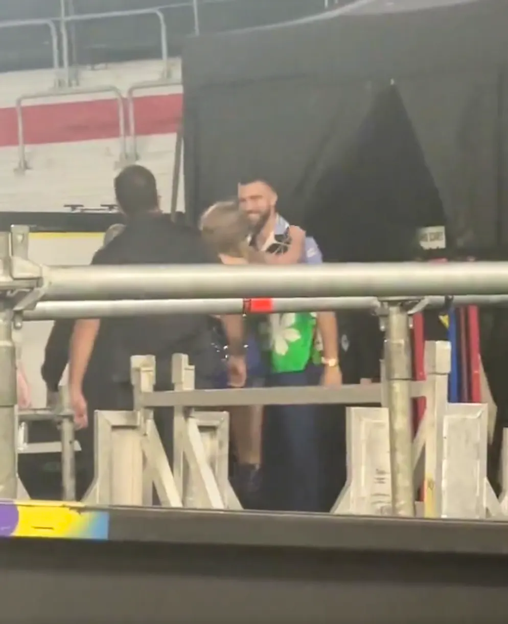 Taylor Swift küsst Travis Kelce zum ersten Mal in der Öffentlichkeit. Nach ihrem Konzert in Buenos Aires rennt die Sängerin auf den NFL-Star zu, er strahlt übers ganze Gesicht, fängt sie auf und die beiden küssen sich leidenschaftlich. 