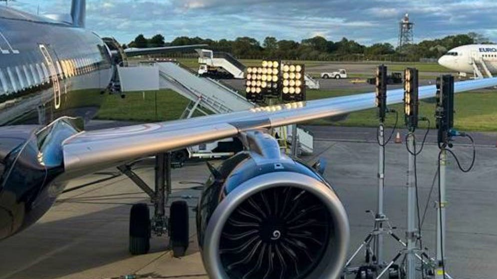 Erst auf über 4000 Metern bemerkt. Flugzeug startet mit fehlenden Fenstern und muss umdrehen