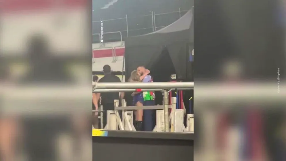 I fan lo aspettavano da tempo. Taylor Swift bacia il fidanzato in pubblico per la prima volta