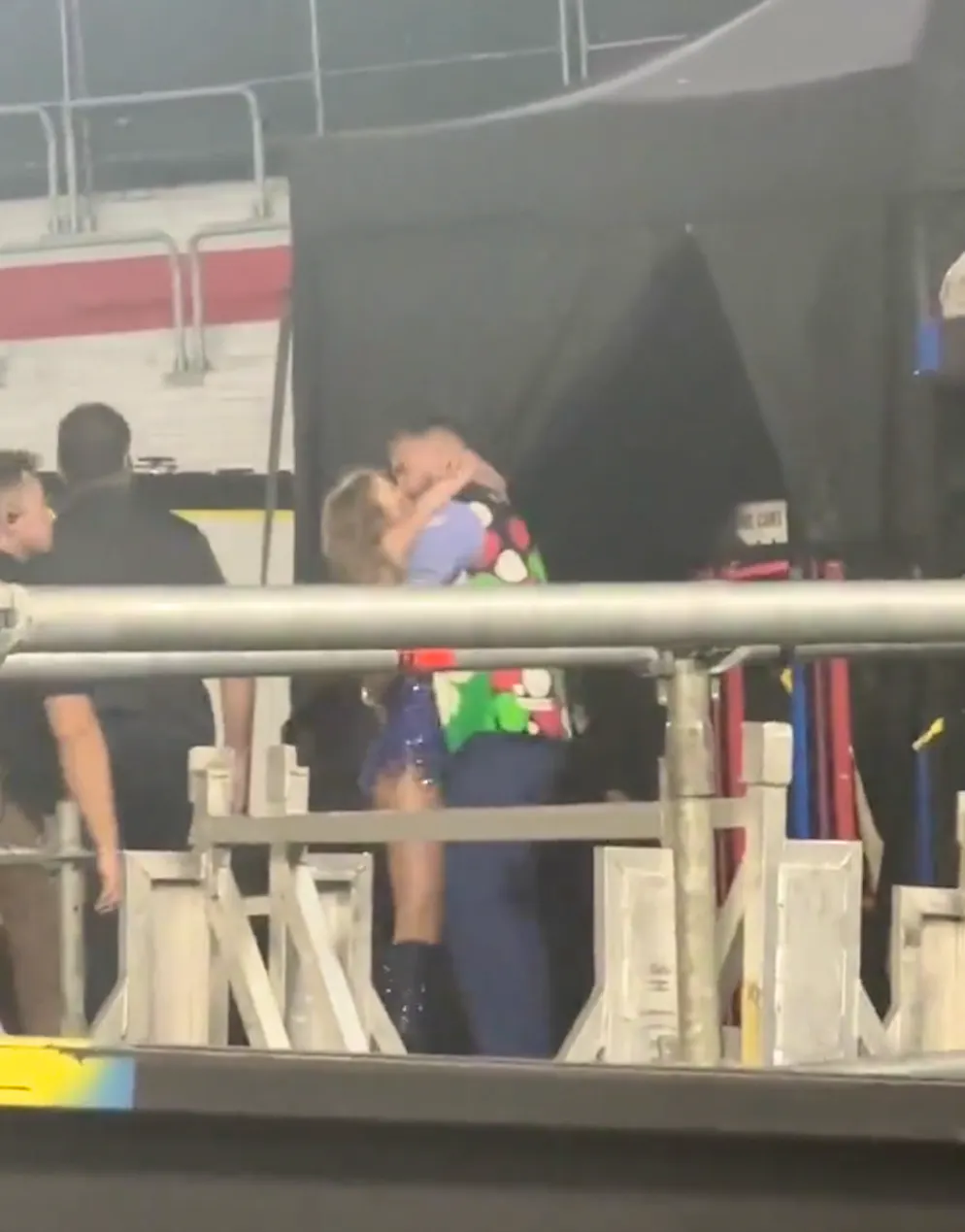 Taylor Swift küsst Travis Kelce zum ersten Mal in der Öffentlichkeit. Darauf haben Fans lange gewartet: Taylor Swift küsst zum ersten Mal Travis Kelce in der Öffentlichkeit.
