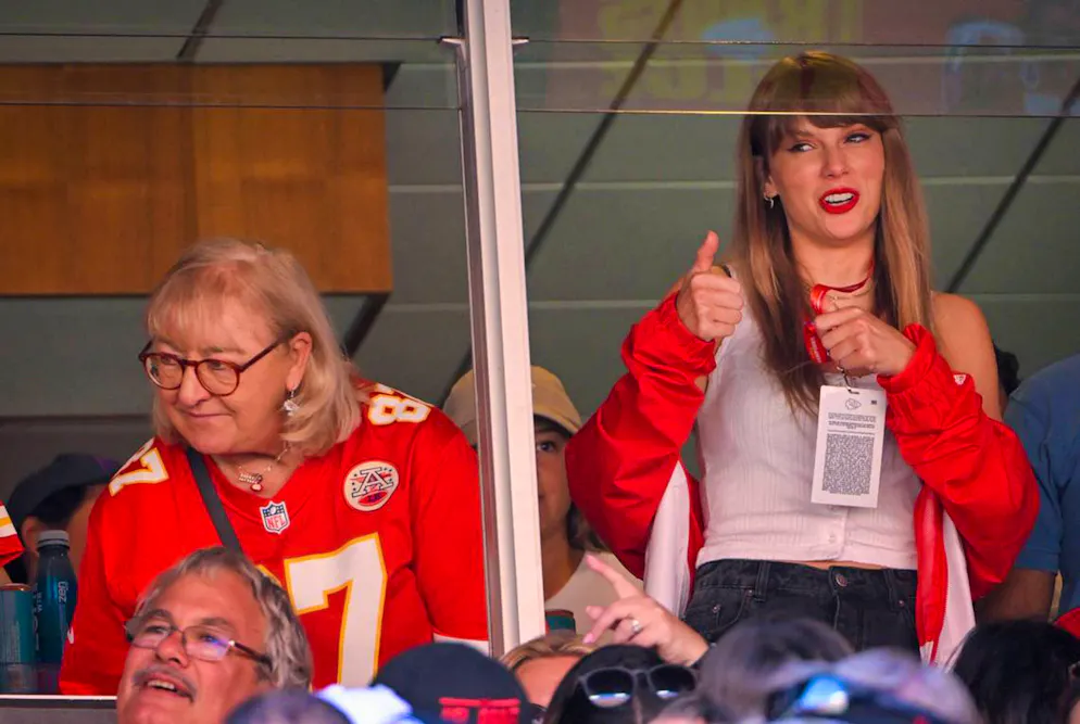 Taylor Swift küsst Travis Kelce zum ersten Mal in der Öffentlichkeit. Schon seit Längerem wird gemunkelt, dass Swift und Kelce ein Paar sein soll. In letzter Zeit wurde die Sängerin häufiger bei seinen Spielen gesehen, zusammen mit seiner Mutter, Donna Kelce. 