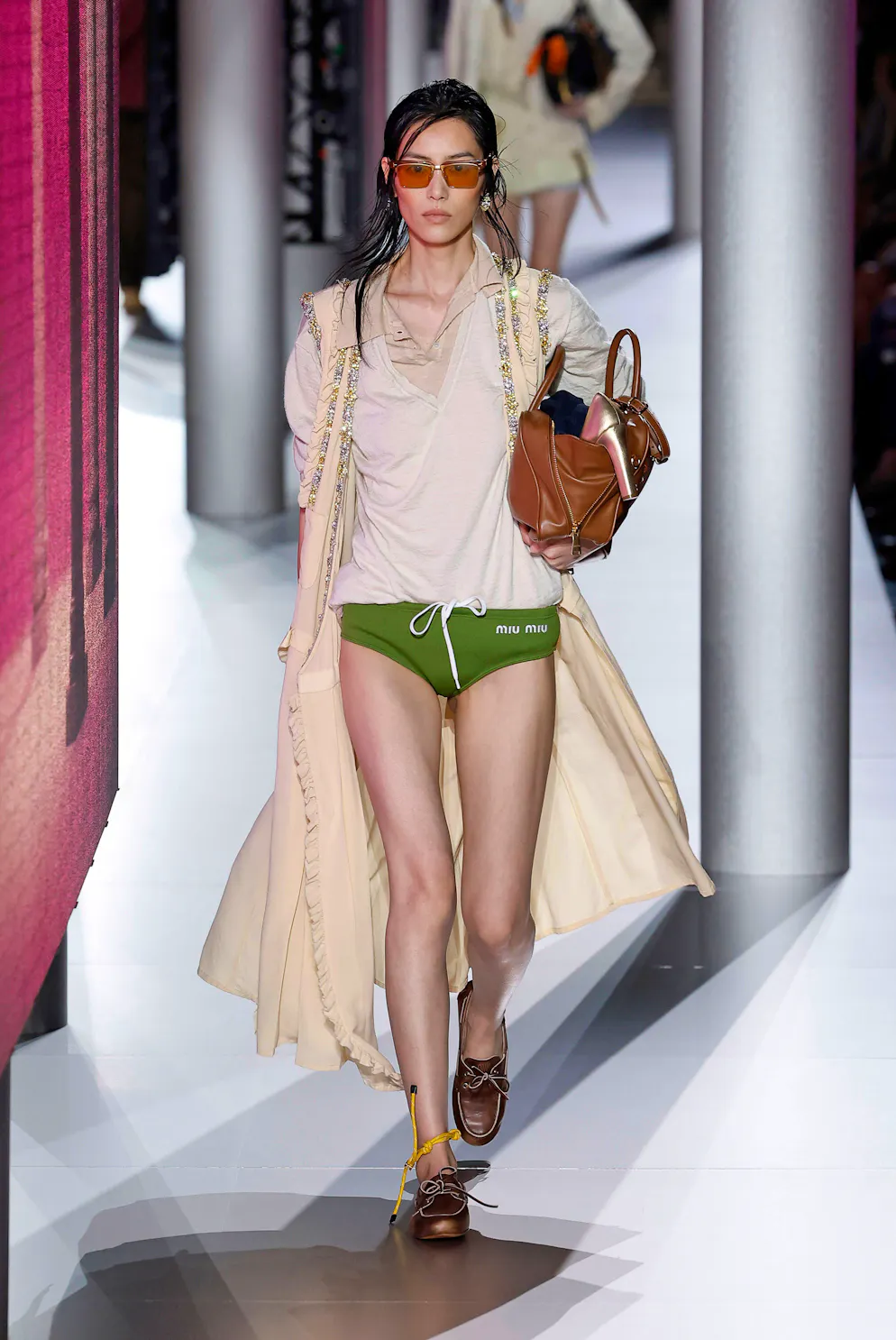 La tendance «no pants». Miuccia Prada a, en effet, fait défiler plusieurs mannequins en petite culotte lors de son défilé printemps/été 2024. La pièce se veut façon sportswear et à nouer.