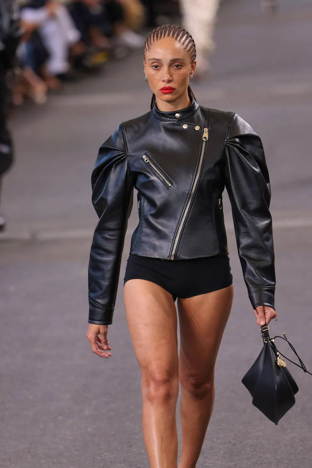 La tendance «no pants». Veste en cuir à manches gigot sur une culotte noire, voici le look façon Chloé. 