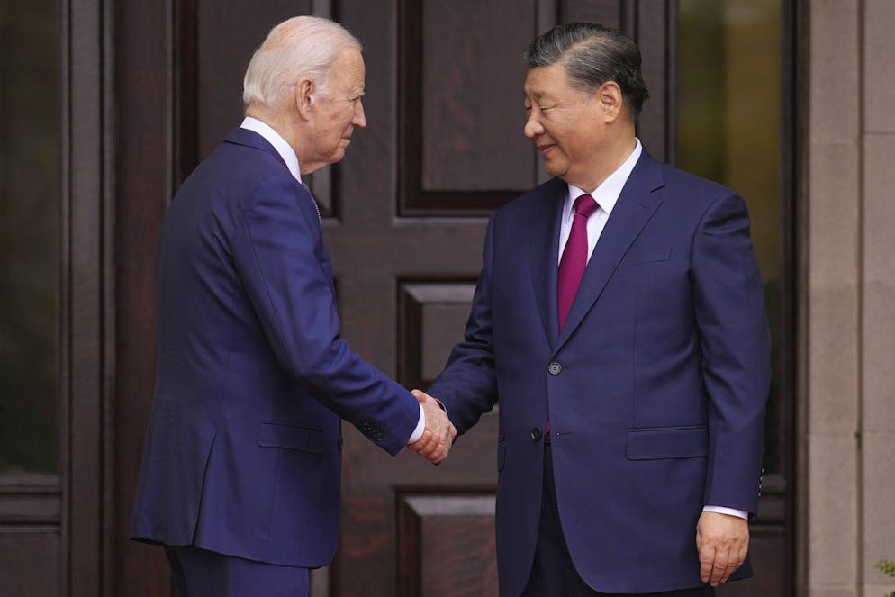 Il presidente Joe Biden saluta il presidente cinese Xi Jinping presso la tenuta Filoli a Woodside, in California, mercoledì 15 novembre 2023.