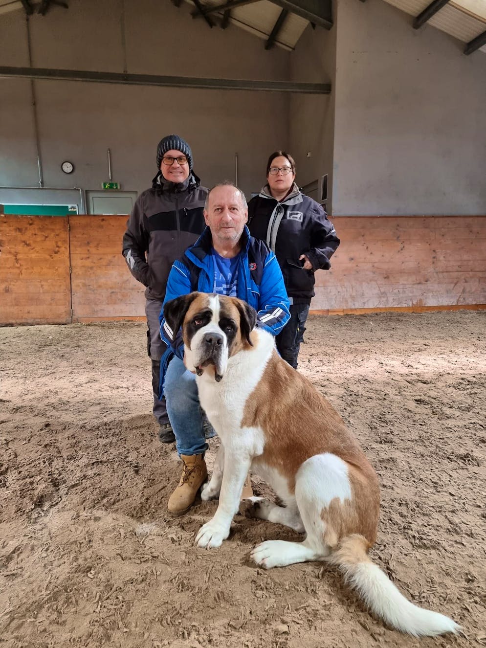 Saint-Bernard. Christophe, Myriam et Albert (devant) avec la chienne Ziva.