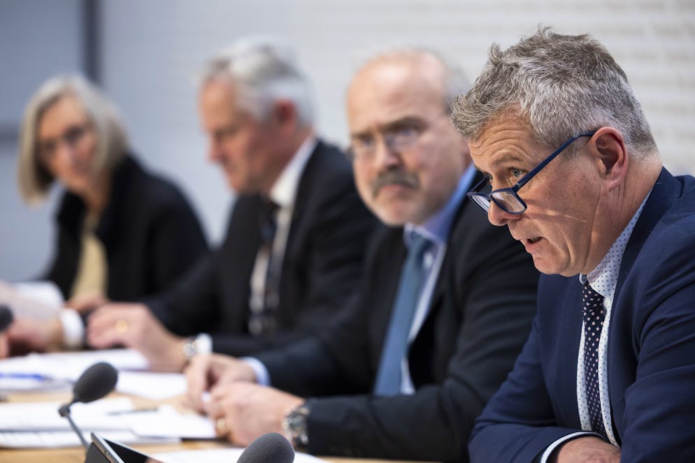 SVP-Nationalrat Thomas de Courten, Nationalrat (vorne) informiert die Medien über die Erkenntisse der parlamentarischen GPK zu den Corona-Indiskretionen.