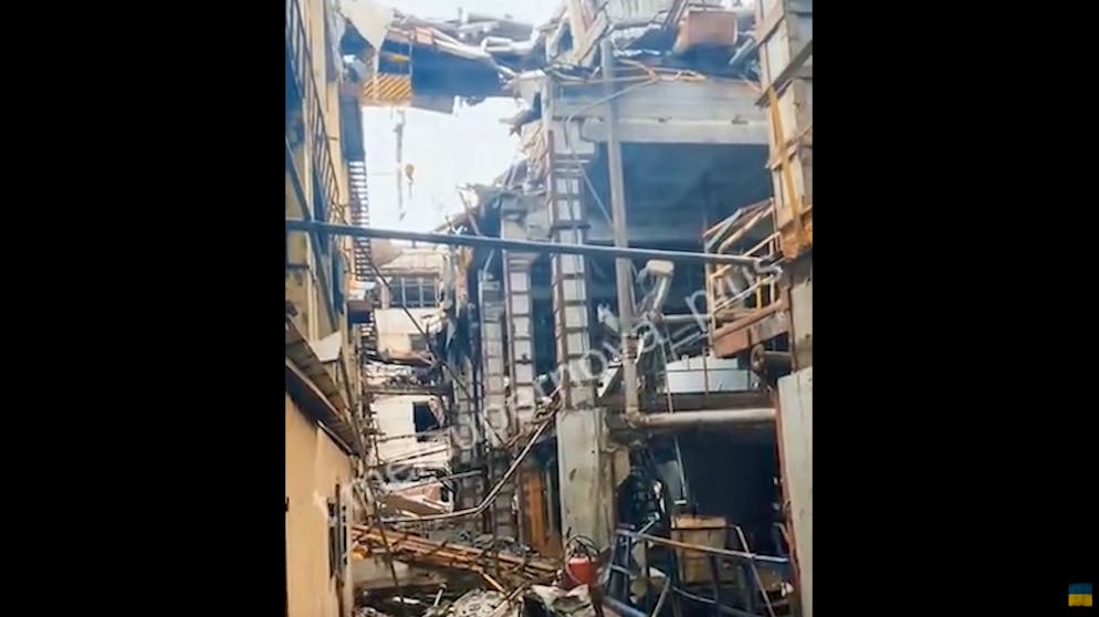 Drohnen-Schlacht im Norden von Awdijiwka. Dieses Bild aus dem Video eines ukrainischen Soldaten zeigt, dass die russischen Bomben in den Chemie-Anlagen jedoch nicht so wirkungsvoll sind wie gewünscht.