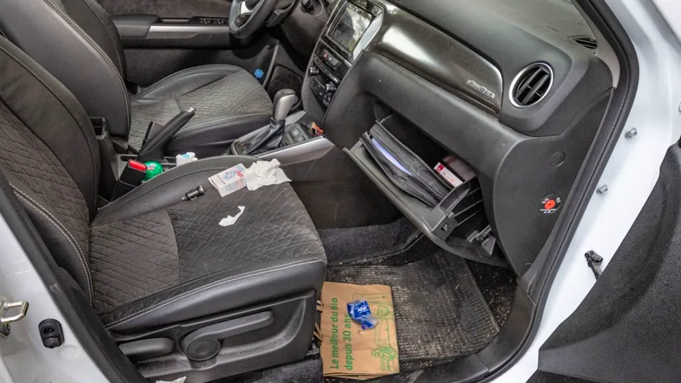 Aus diesem und weiteren zehn Autos haben die drei Serieneinbrecher Wertgegenstände gestohlen. Alle Fahrzeuge waren nicht abgeschlossen.