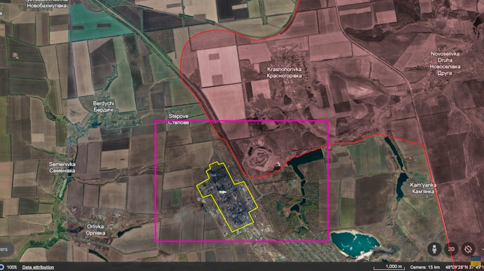 Drohnen-Schlacht im Norden von Awdijiwka. Die russische Armee will das Industriequartier (gelb) einnehmen, um die Verbindungsstrasse nach Awdijiwka zu unterbrechen. Die Einnahme des Müll- und Schuttbergs Terrikon östlich des Viertels bietet keinen Vorteil: Ohne Deckung haben Drohnen dort leichtes Spiel.