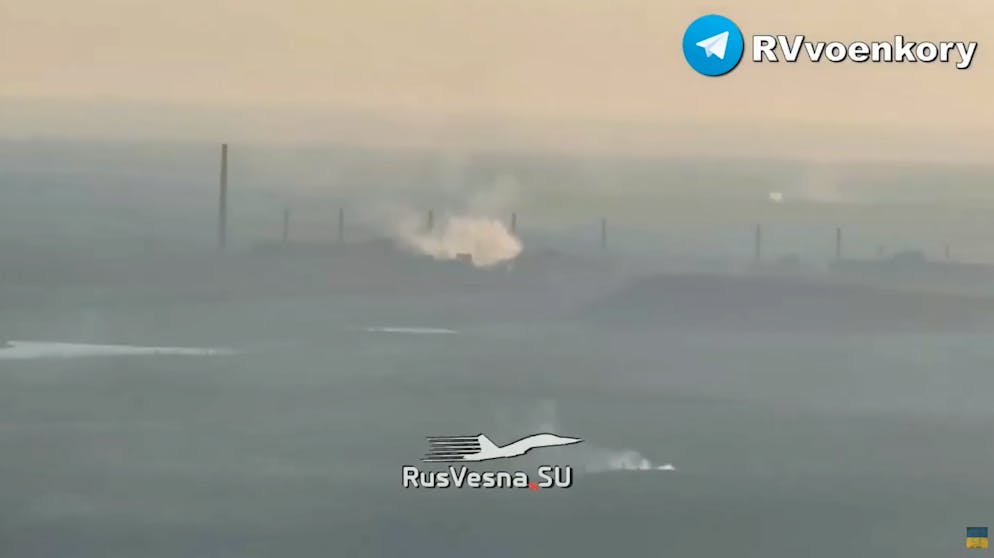 Drohnen-Schlacht im Norden von Awdijiwka. Die russische Luftwaffe setzt Jets ein, die laut <em><a target="_blank" rel="nofollow" href="https://www.youtube.com/watch?v=riQRVzgJID0">Reporting from Ukraine</a></em> Gleitbomben vom Typ FAB-3000 einsetzen – zu sehen angeblich hier im Bild. Die Bombe hat eine Masse von drei Tonnen und eine Wirkung von 1,4 Tonnen TNT.