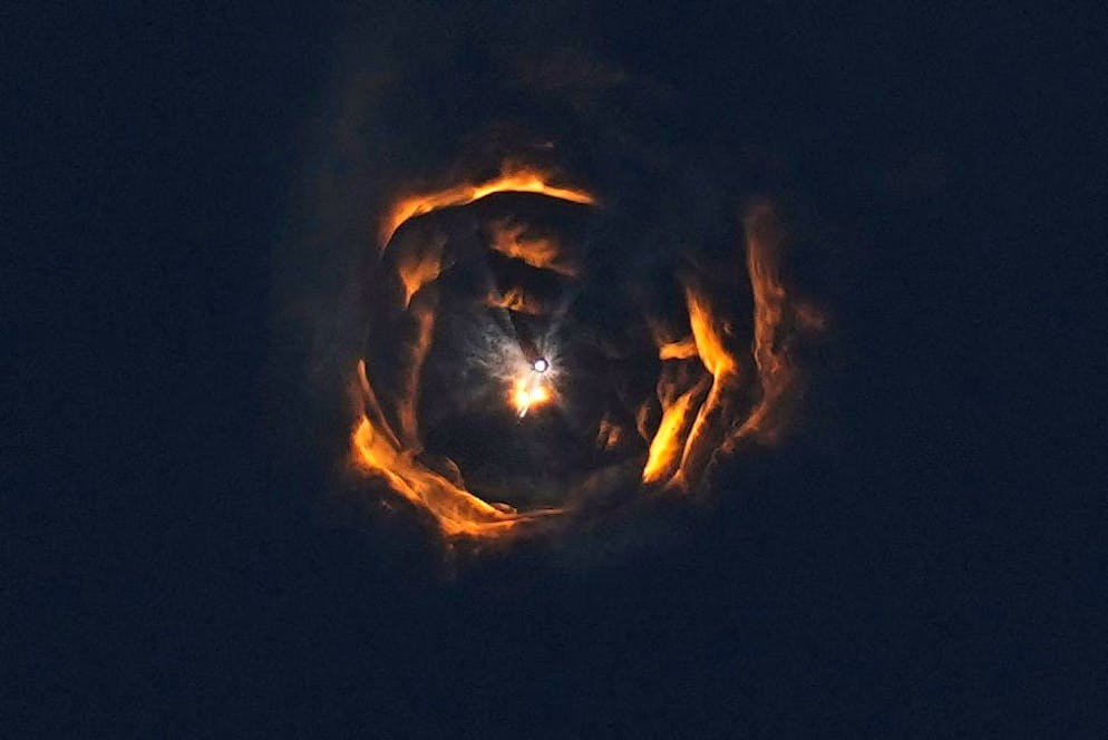 Das Raketensystem Starship durchbricht die Schallmauer nach dem Start.