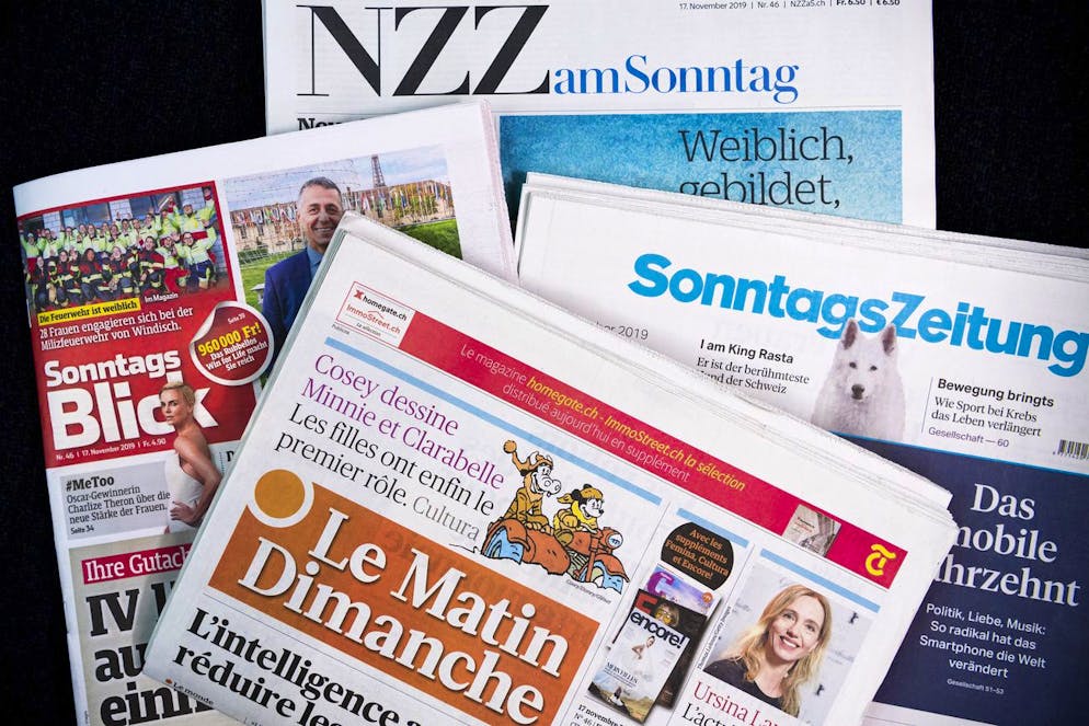 Une vue sur les quatre exemplaires des journaux du dimanche, avec la Sonntags Zeitung, le Sonntags Blick, Le Matin Dimanche et la NZZ am Sonntag.