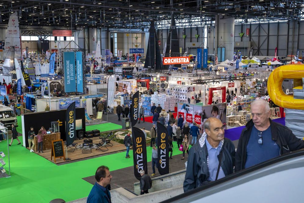 Des personnes visitent les stands, lors de la 14eme edition de la foire Les Automnales, ce vendredi 10 novembre 2023 a Palexpo Geneve. les Automnales investissent Palexpo du vendredi 10 au dimanche 19 novembre 2023. (KEYSTONE/Martial Trezzini)
