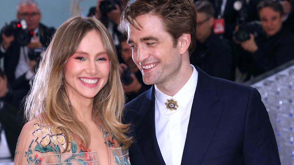 Suki Waterhouse und Robert Pattinson, hier im Mai 2023, werden Eltern. Das verkündeten die Schauspieler bei einem Live-Auftritt.