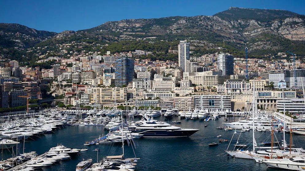 Wolkenkratzer beherrschen das Bild des Fürstentums Monaco. 