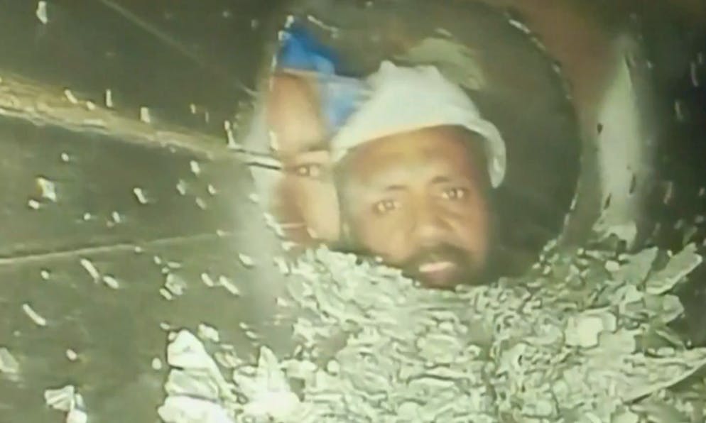 En Inde, quarante-et-un ouvriers de la construction piégés depuis dix jours dans un tunnel routier effondré ont été filmés vivants mardi pour la première fois, l'air épuisé et anxieux.