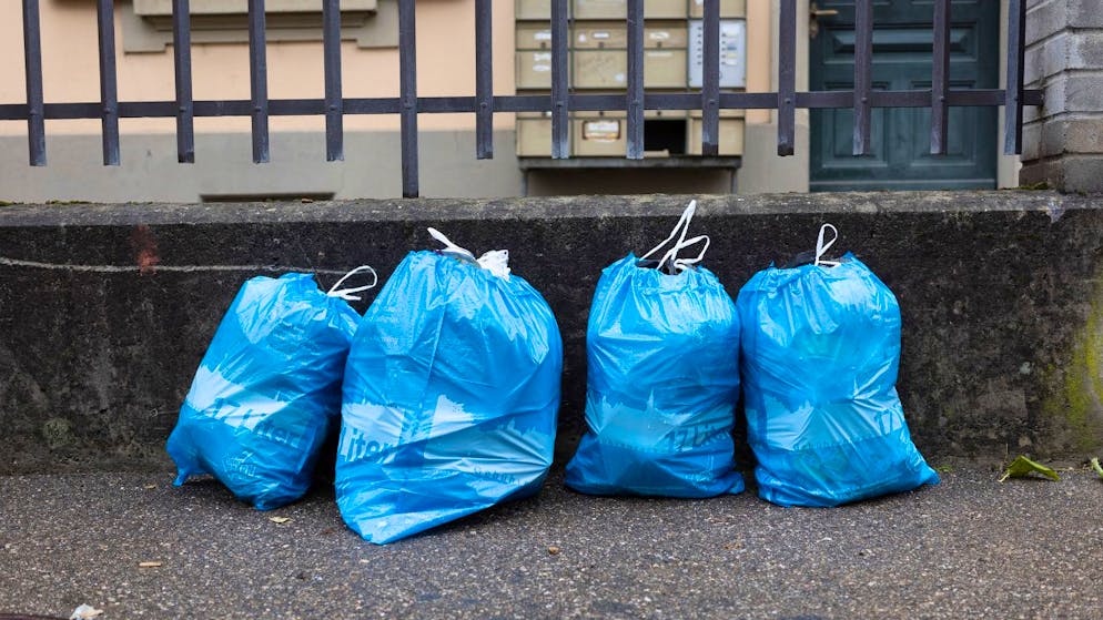Kehrichtsäcke könnten in der Schweiz künftig deutlich teurer werden. 