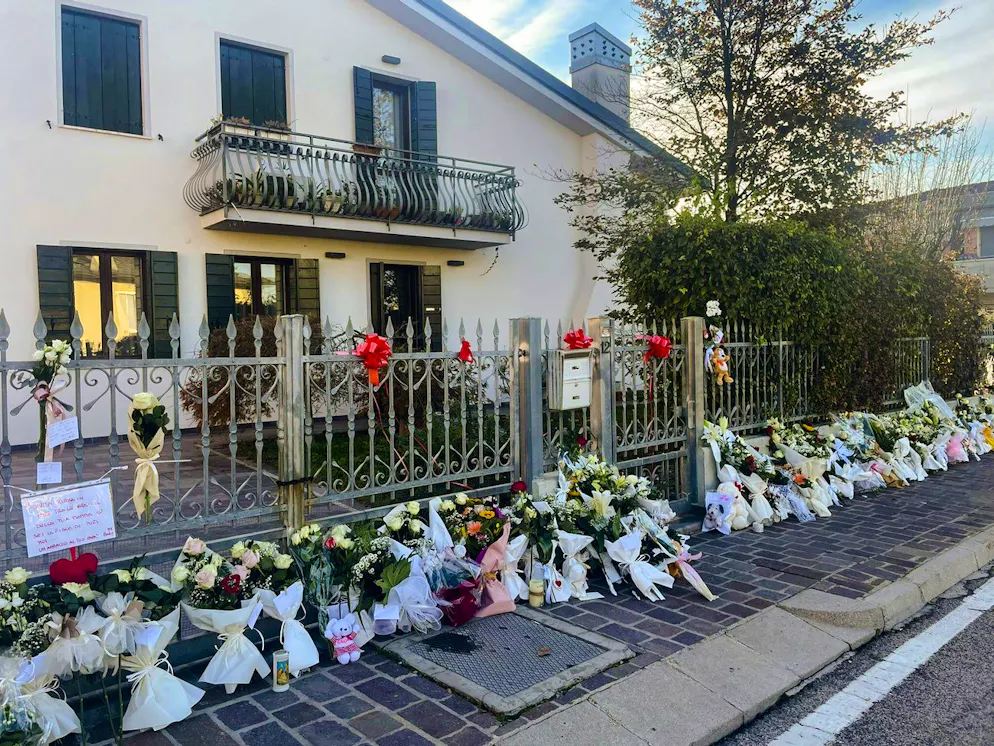 Molti i fiori depositati domenica all'esterno della casa dove Giulia Cecchettin, 22 anni, viveva con la sua famiglia a Vigonovo, vicino a Venezia.