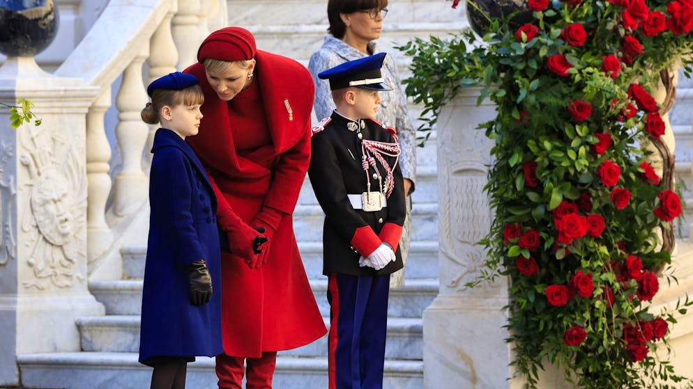 Festa nazionale a Monaco. Madre e figlia, che eleganza: Charlène con gli stivali alti, Gabriella coi tacchi