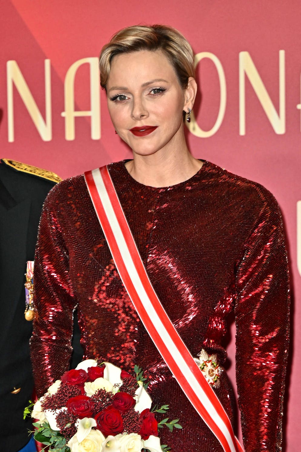 Il look della famiglia Grimaldi per la festa di Monaco. ... indossando preziosi orecchini di rubini di Cartier. Il trucco è risultato essere più pronunciato che durante la giornata.