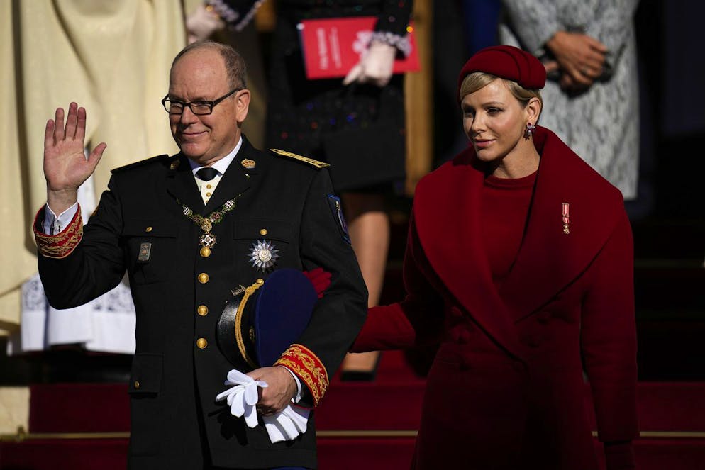 Il look della famiglia Grimaldi per la festa di Monaco. Charlène indossava esclusivamente dei capi rossi incluso il cappotto in una sorprendente linea ad A, creando il popolare stile monocromatico.