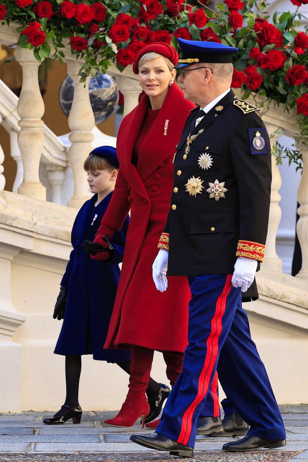 Il look della famiglia Grimaldi per la festa di Monaco. Madre e figlia hanno indossato lo stesso tipo di tenuta, ma blu notte per la piccola Gabriella, di otto anni, e rosso intenso per mamma Charlène. Si tratta di creazioni di Didier Angelo, marchio gestito dai due svizzeri Didier Cometti e Angelo Buonomo.