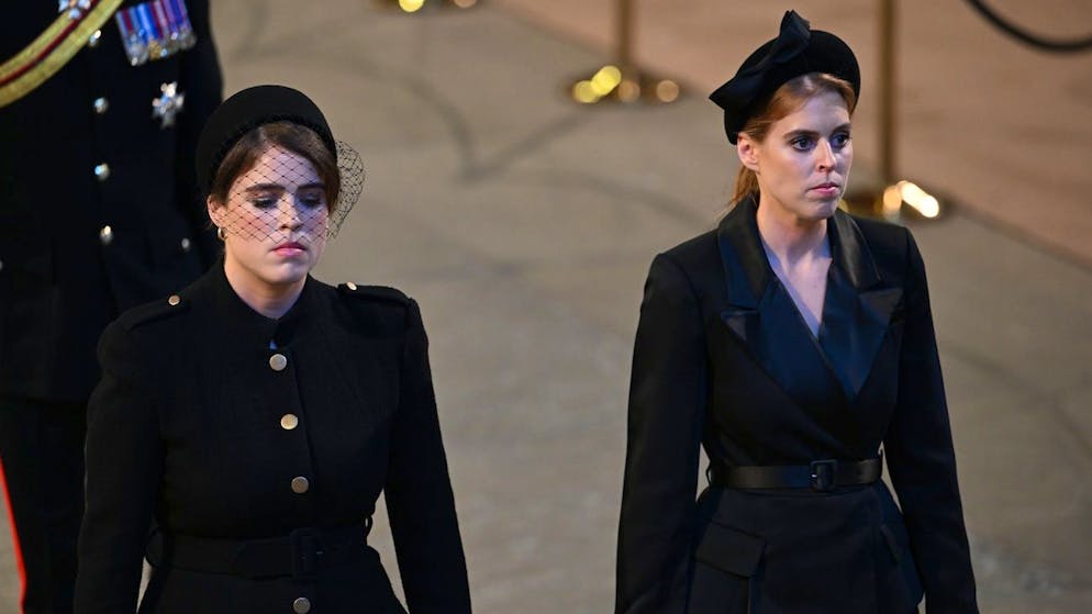 Prinzessin Eugenie (l.) mit ihrer Schwester Prinzessin Beatrice bei der Mahnwache für Königin Elizabeth II. am 17. September 2022 in London.